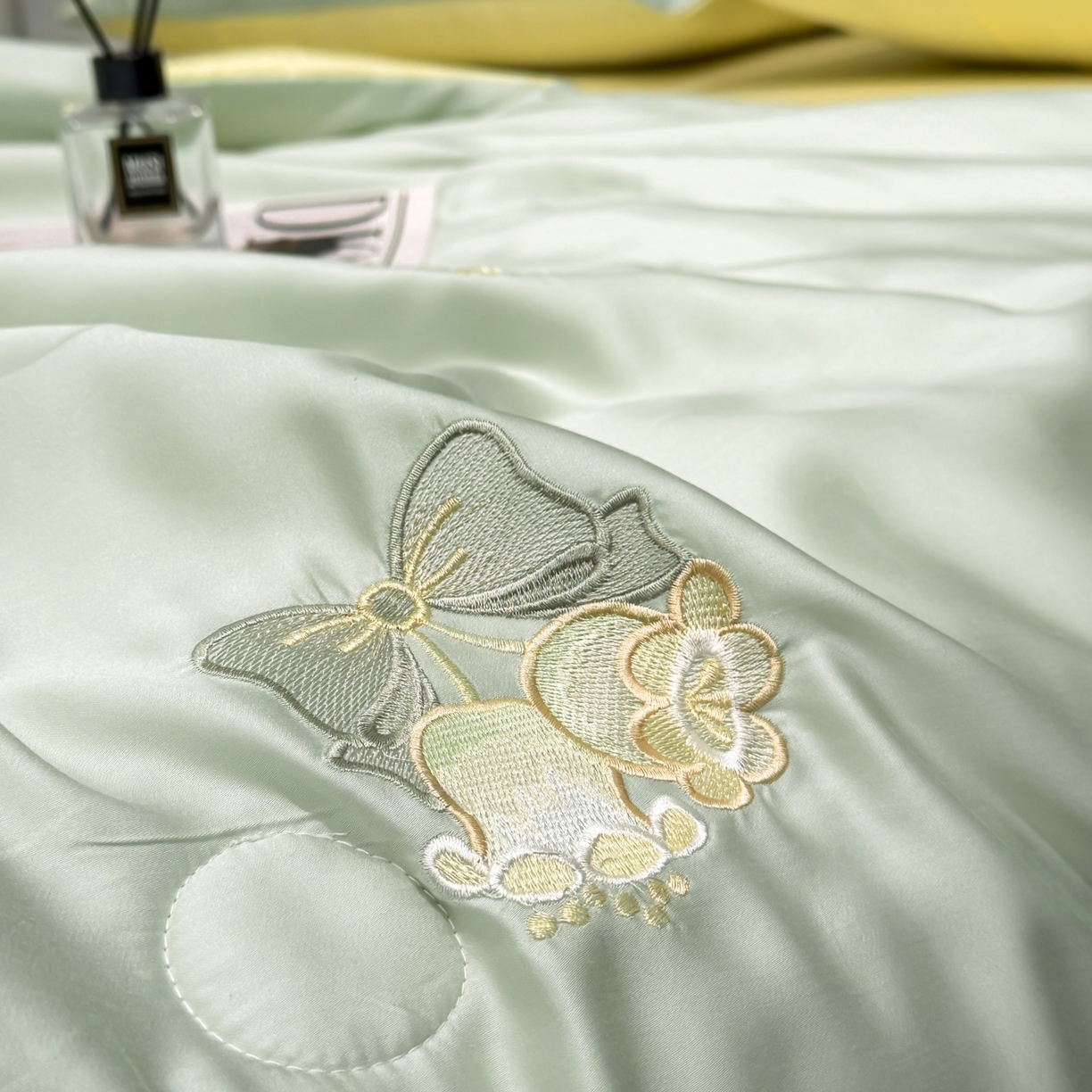 91家纺网 家纺一手货源 找家纺 恒畅 2026新款满绣水洗冰丝夏被夏被四件套 粉铃轻语-水绿黄