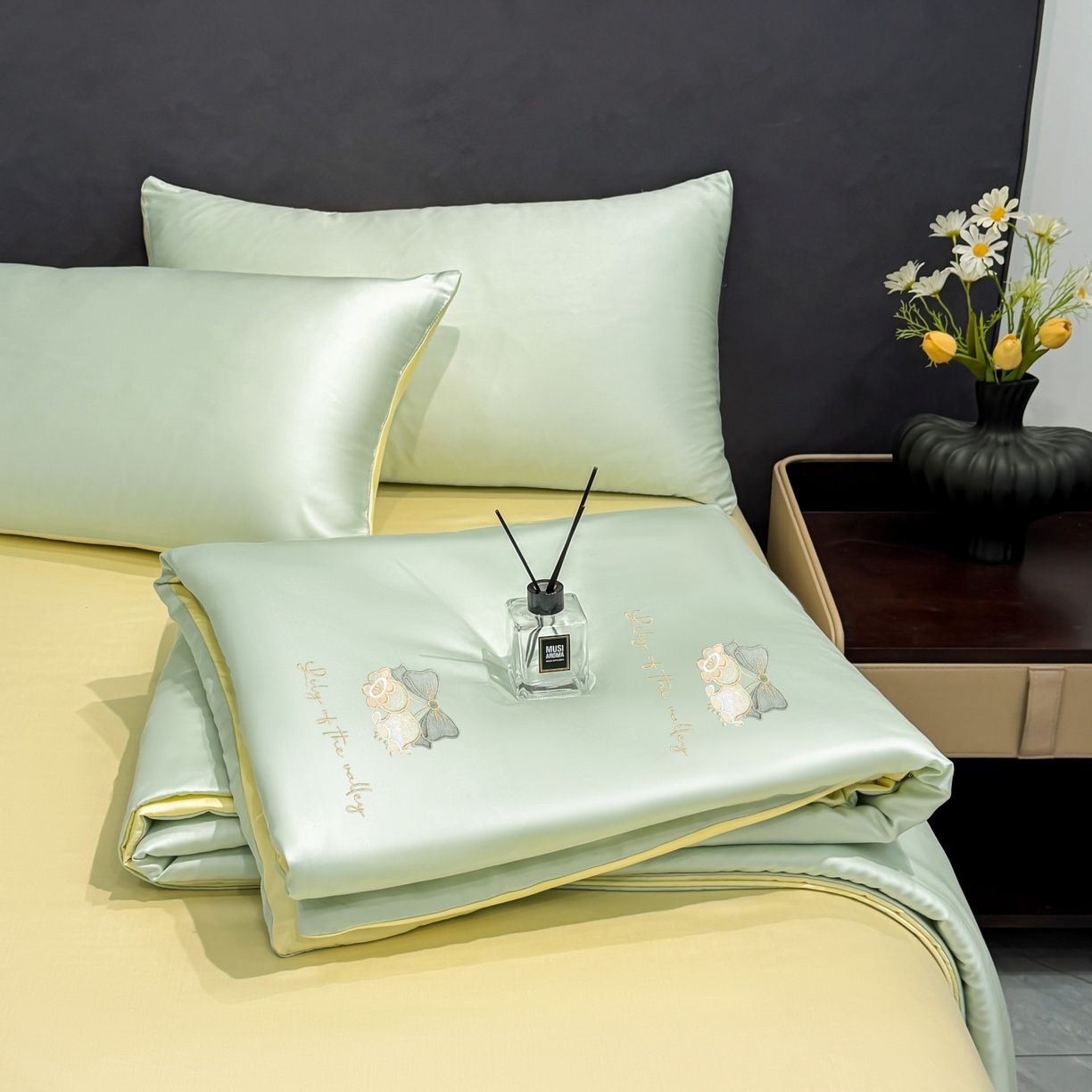 91家纺网 家纺一手货源 找家纺 恒畅 2026新款满绣水洗冰丝夏被夏被四件套 粉铃轻语-水绿黄