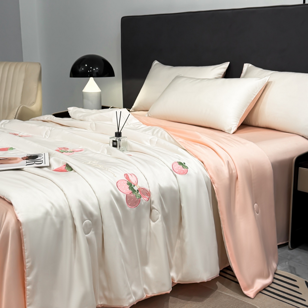 91家纺网 家纺一手货源 找家纺 恒畅 2026新款满绣水洗冰丝夏被夏被四件套 粉莓轻夏-奶昔白粉