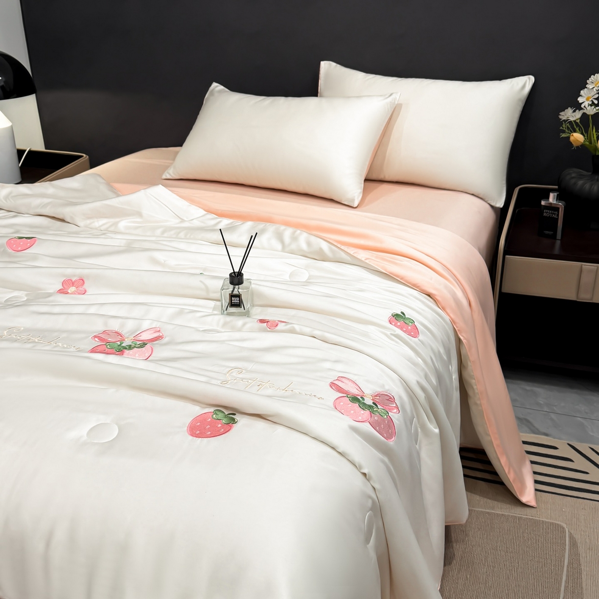 91家纺网 家纺一手货源 找家纺 恒畅 2026新款满绣水洗冰丝夏被夏被四件套 粉莓轻夏-奶昔白粉