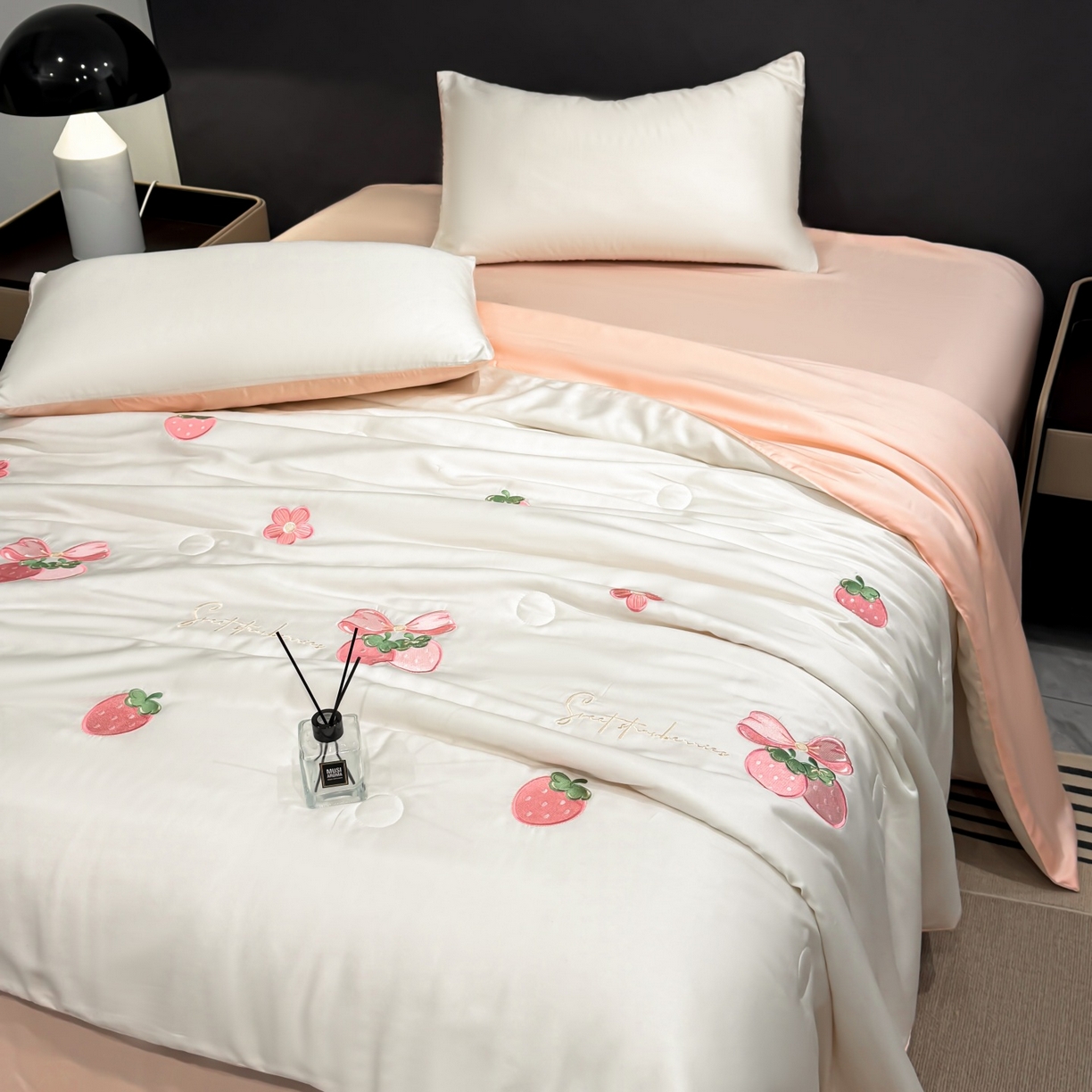 91家纺网 家纺一手货源 找家纺 恒畅 2026新款满绣水洗冰丝夏被夏被四件套 粉莓轻夏-奶昔白粉