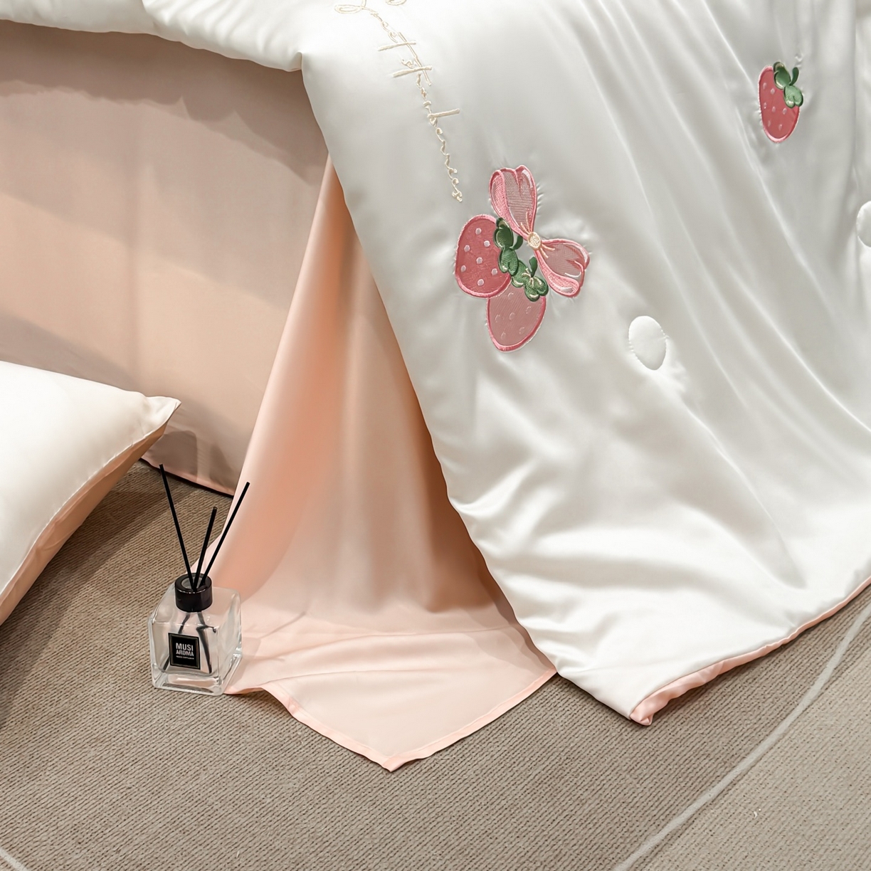 91家纺网 家纺一手货源 找家纺 恒畅 2026新款满绣水洗冰丝夏被夏被四件套 粉莓轻夏-奶昔白粉