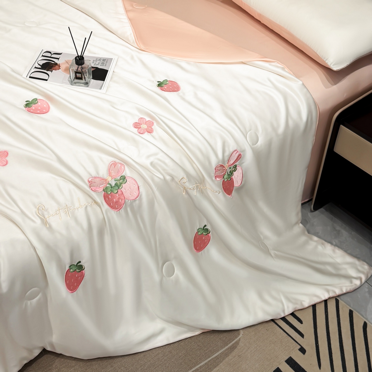 91家纺网 家纺一手货源 找家纺 恒畅 2026新款满绣水洗冰丝夏被夏被四件套 粉莓轻夏-奶昔白粉