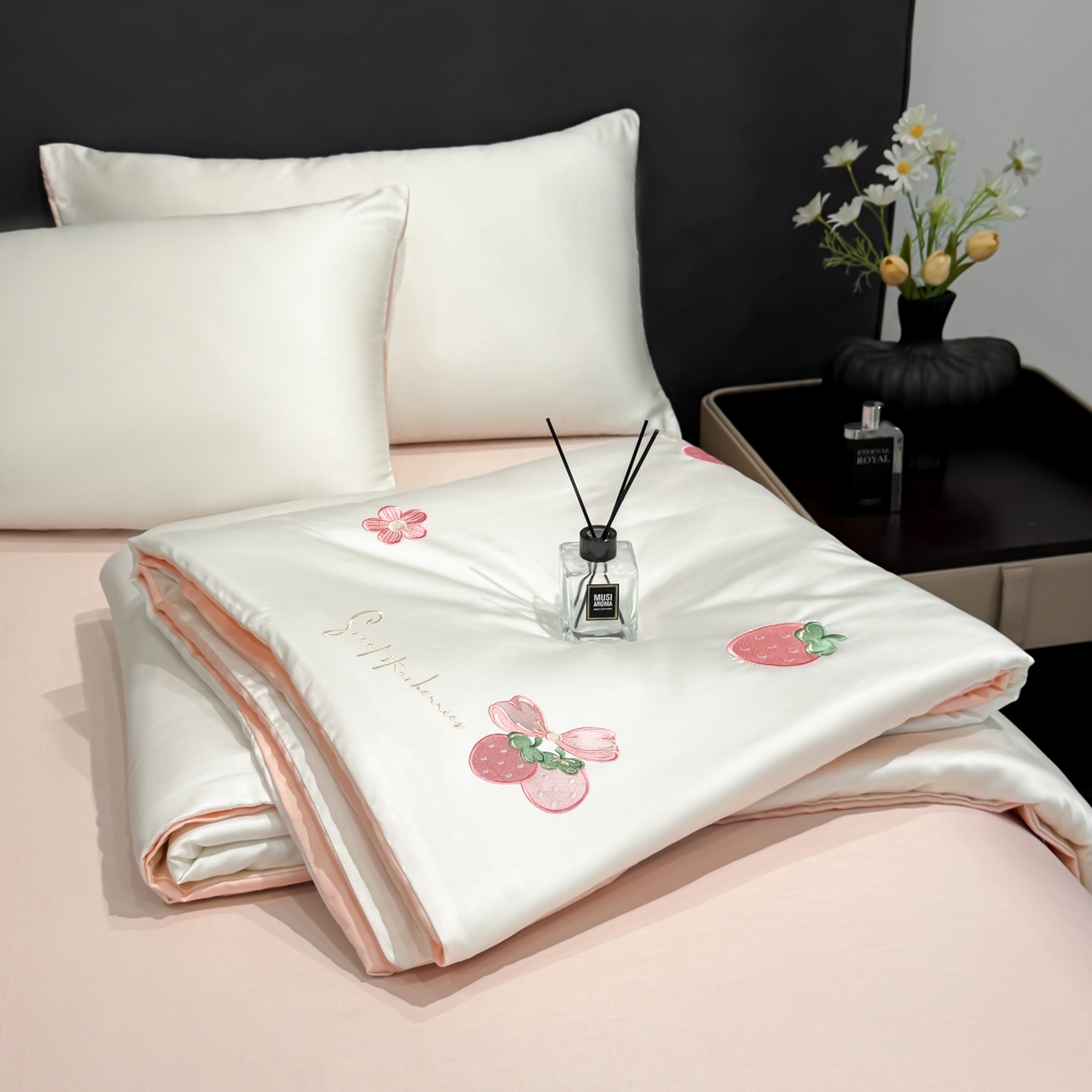 91家纺网 家纺一手货源 找家纺 恒畅 2026新款满绣水洗冰丝夏被夏被四件套 粉莓轻夏-奶昔白粉