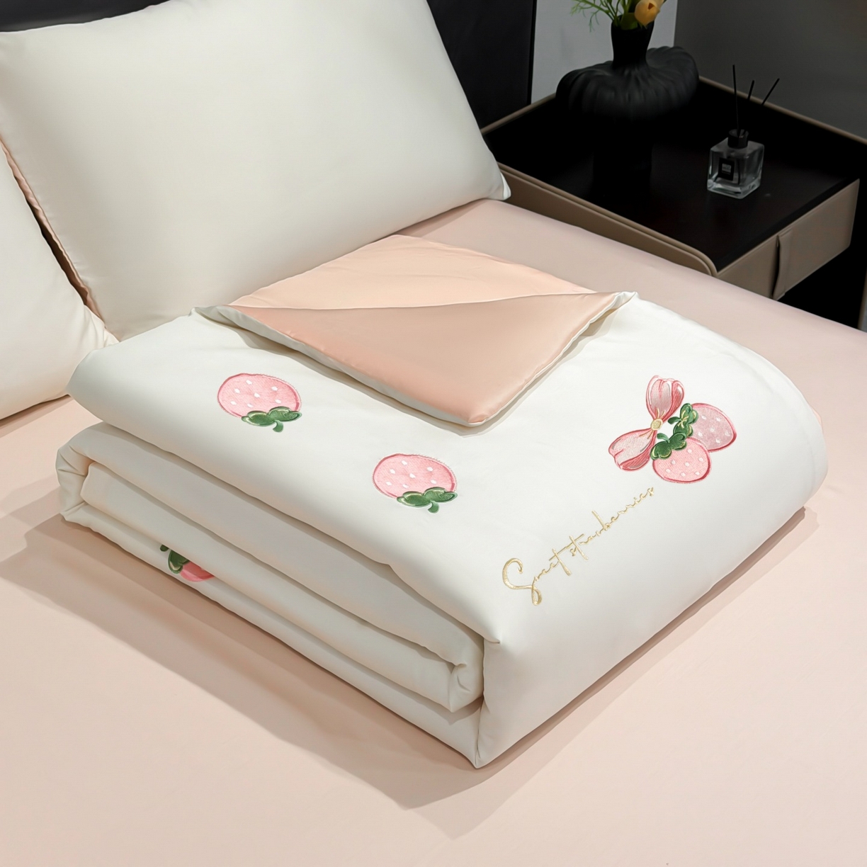 91家纺网 家纺一手货源 找家纺 恒畅 2026新款满绣水洗冰丝夏被夏被四件套 粉莓轻夏-奶昔白粉