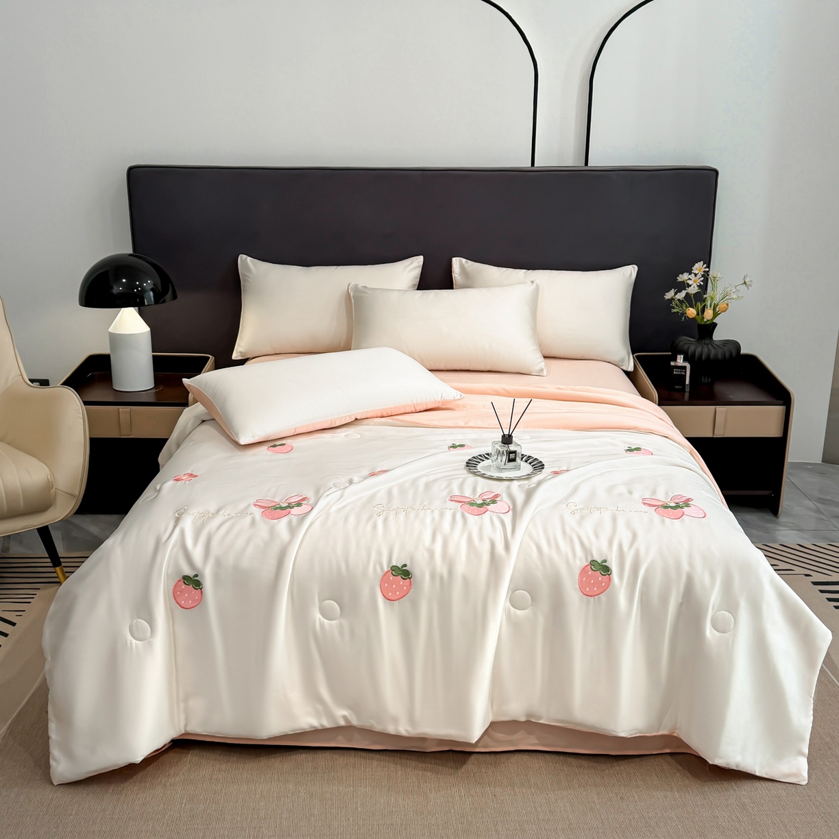 91家纺网 家纺一手货源 找家纺 恒畅 2026新款满绣水洗冰丝夏被夏被四件套 粉莓轻夏-奶昔白粉