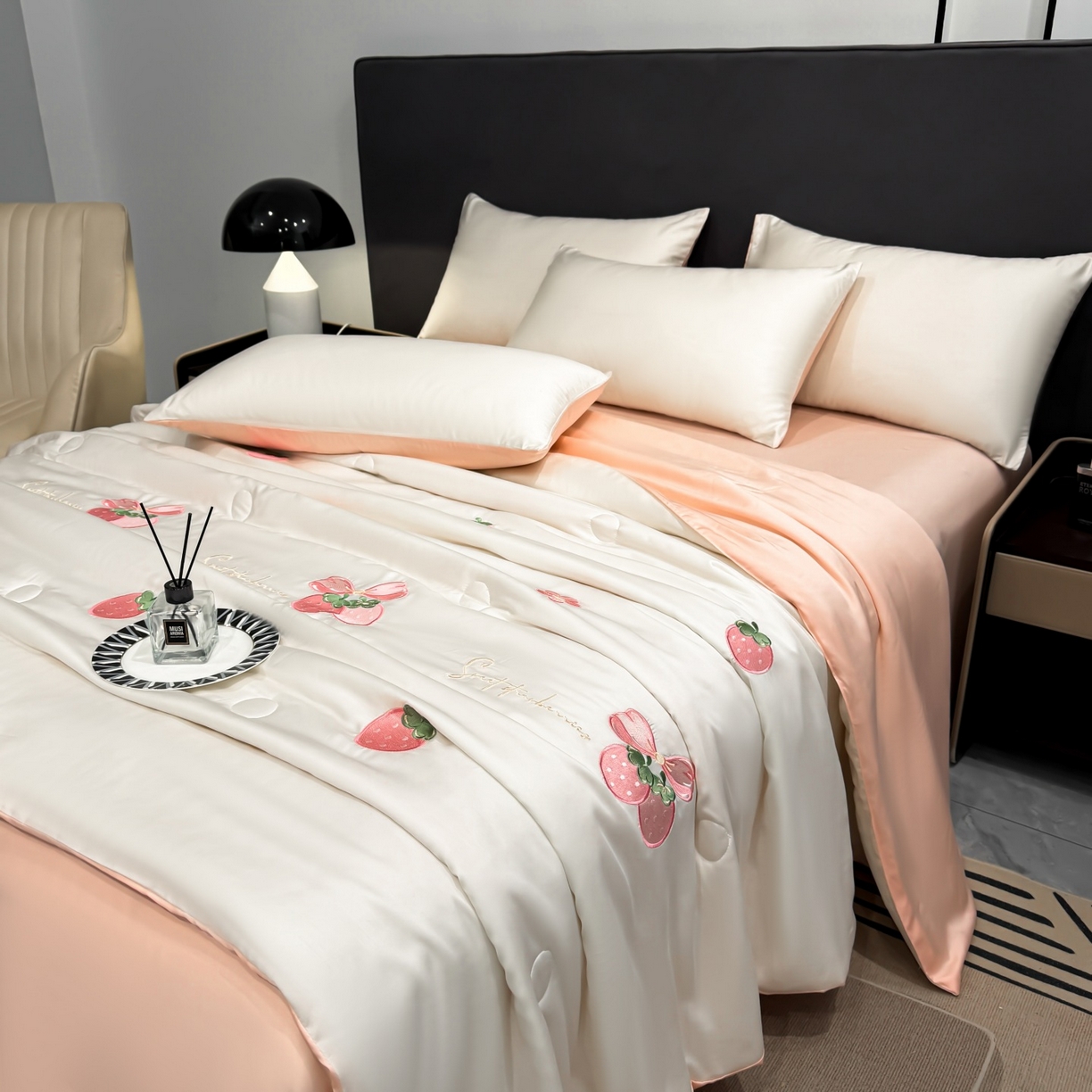 91家纺网 家纺一手货源 找家纺 恒畅 2026新款满绣水洗冰丝夏被夏被四件套 粉莓轻夏-奶昔白粉