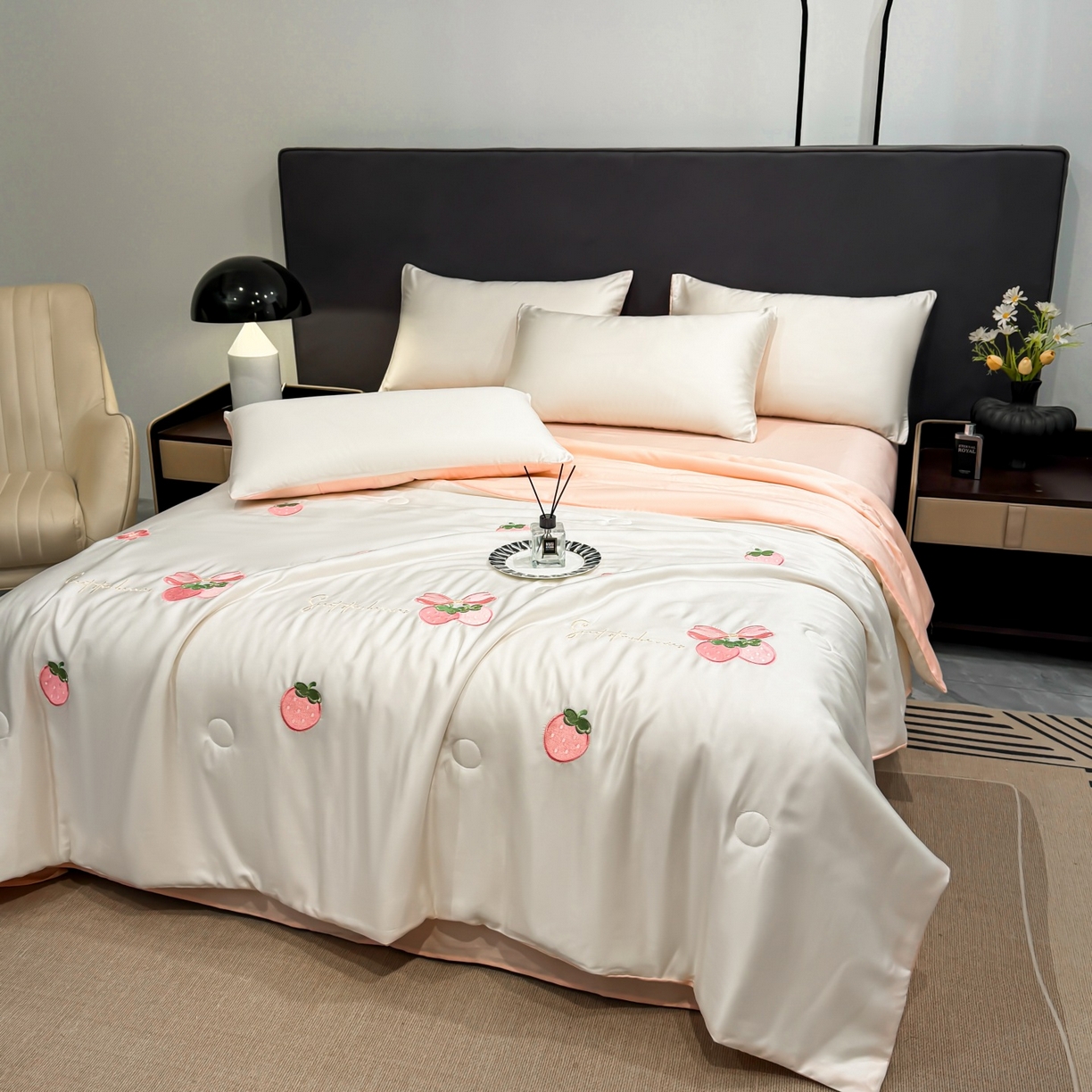 91家纺网 家纺一手货源 找家纺 恒畅 2026新款满绣水洗冰丝夏被夏被四件套 粉莓轻夏-奶昔白粉