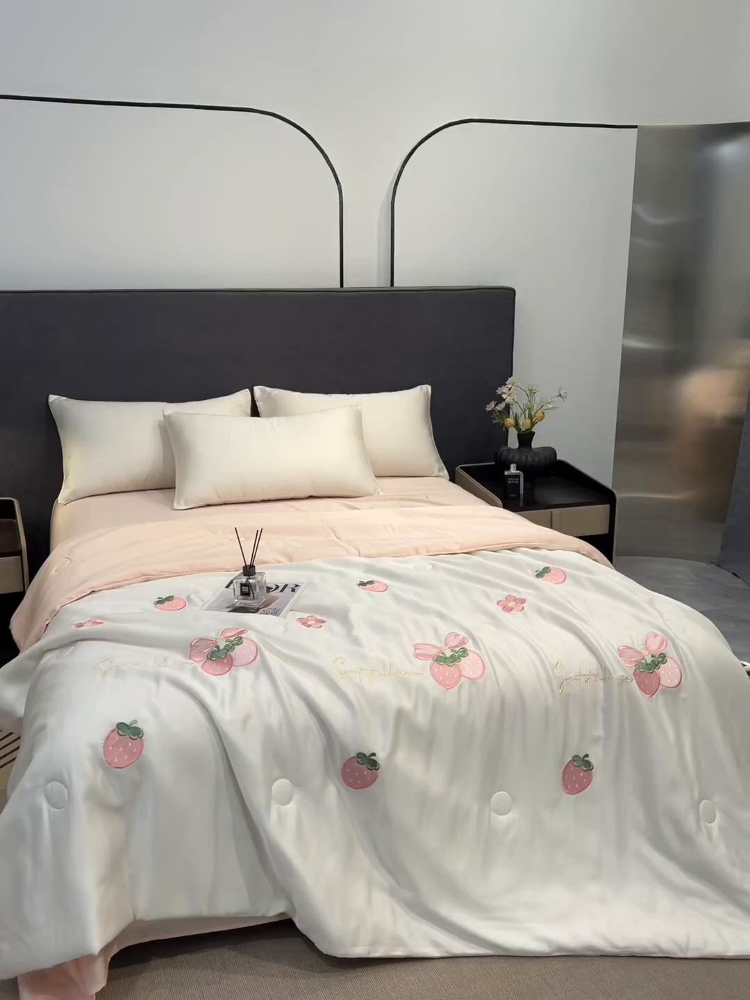91家纺网 家纺一手货源 找家纺 恒畅 2026新款满绣水洗冰丝夏被夏被四件套 粉莓轻夏-奶昔白粉