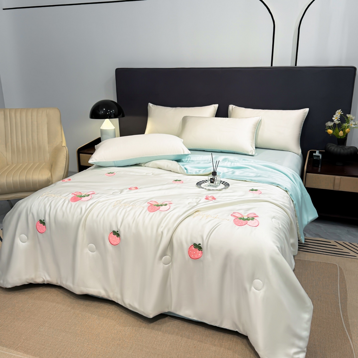 91家纺网 家纺一手货源 找家纺 恒畅 2026新款满绣水洗冰丝夏被夏被四件套 粉莓轻夏-奶昔白蓝