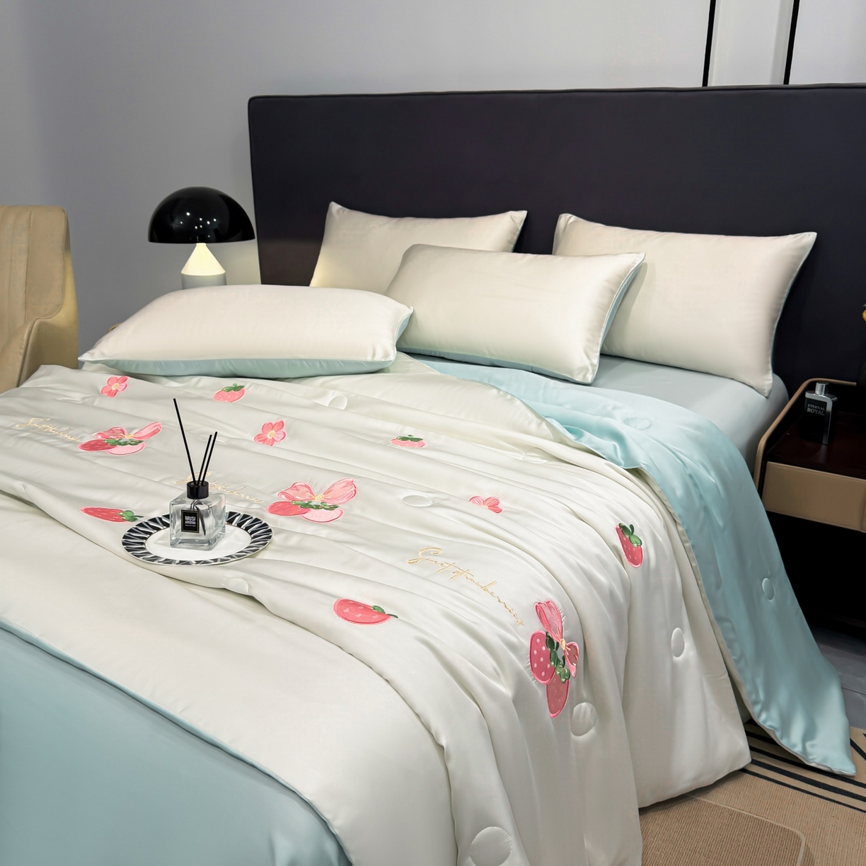 91家纺网 家纺一手货源 找家纺 恒畅 2026新款满绣水洗冰丝夏被夏被四件套 粉莓轻夏-奶昔白蓝