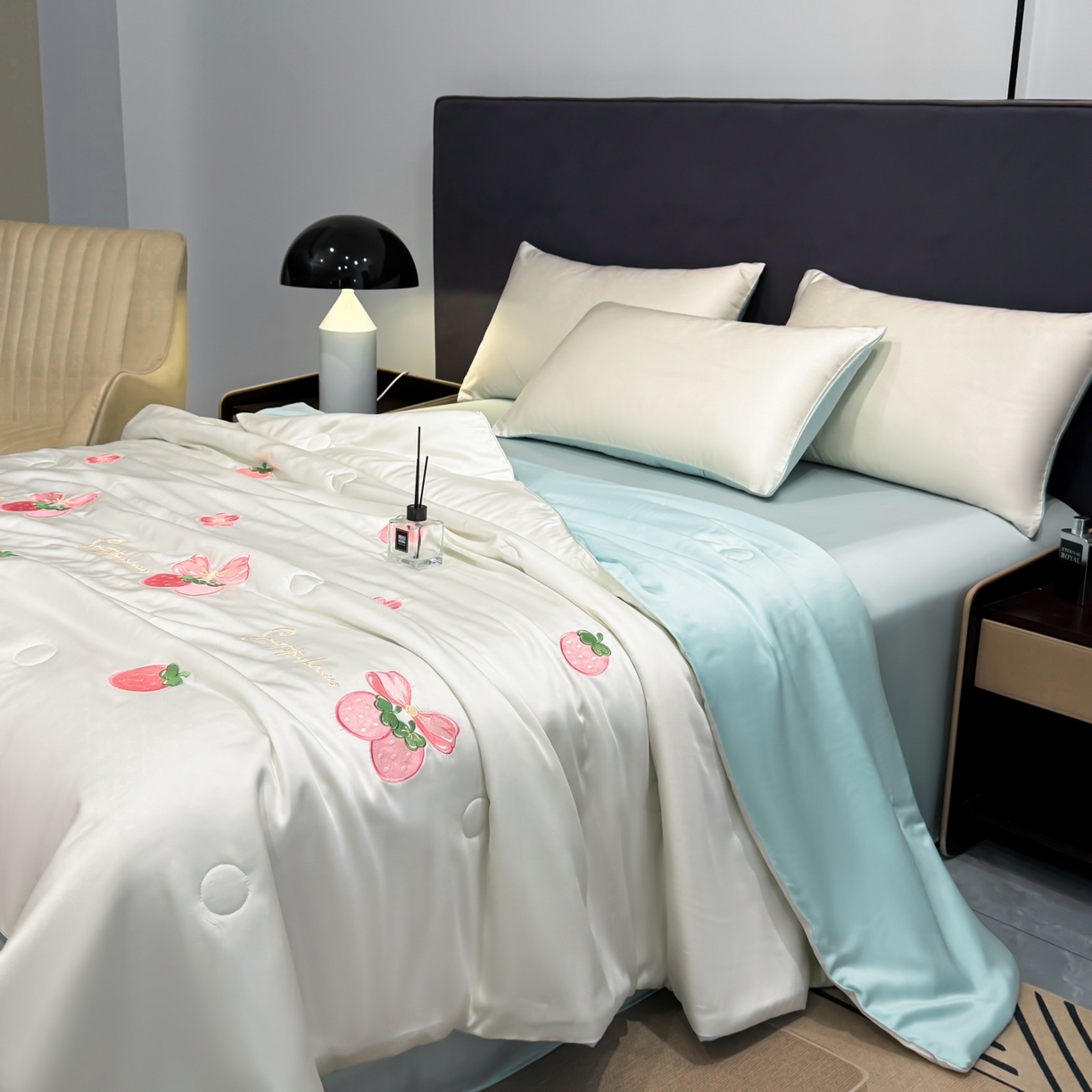 91家纺网 家纺一手货源 找家纺 恒畅 2026新款满绣水洗冰丝夏被夏被四件套 粉莓轻夏-奶昔白蓝