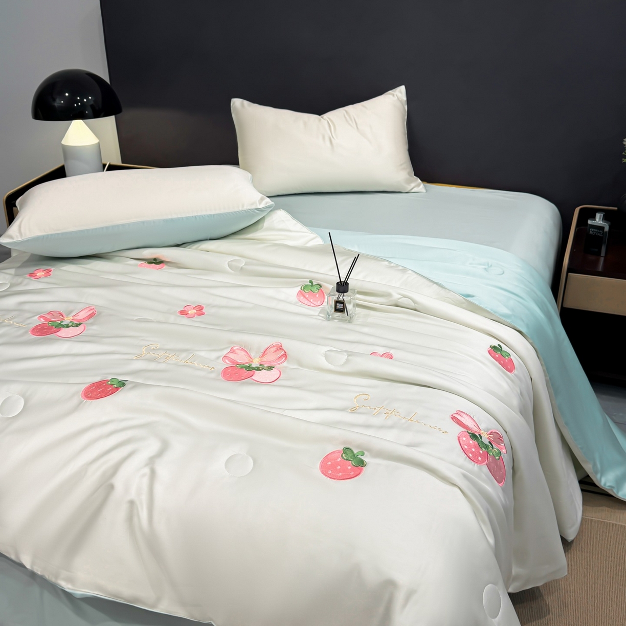 91家纺网 家纺一手货源 找家纺 恒畅 2026新款满绣水洗冰丝夏被夏被四件套 粉莓轻夏-奶昔白蓝