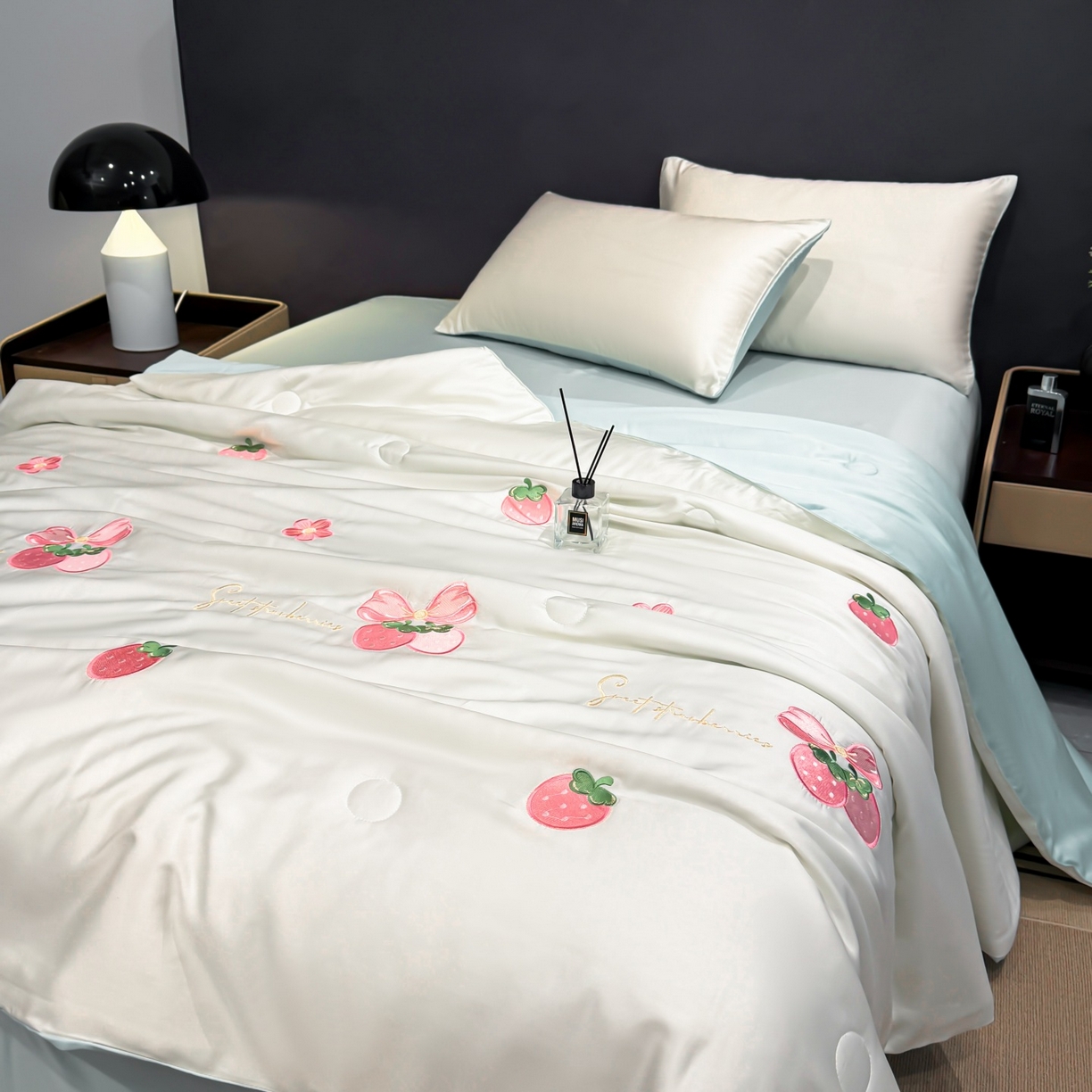 91家纺网 家纺一手货源 找家纺 恒畅 2026新款满绣水洗冰丝夏被夏被四件套 粉莓轻夏-奶昔白蓝