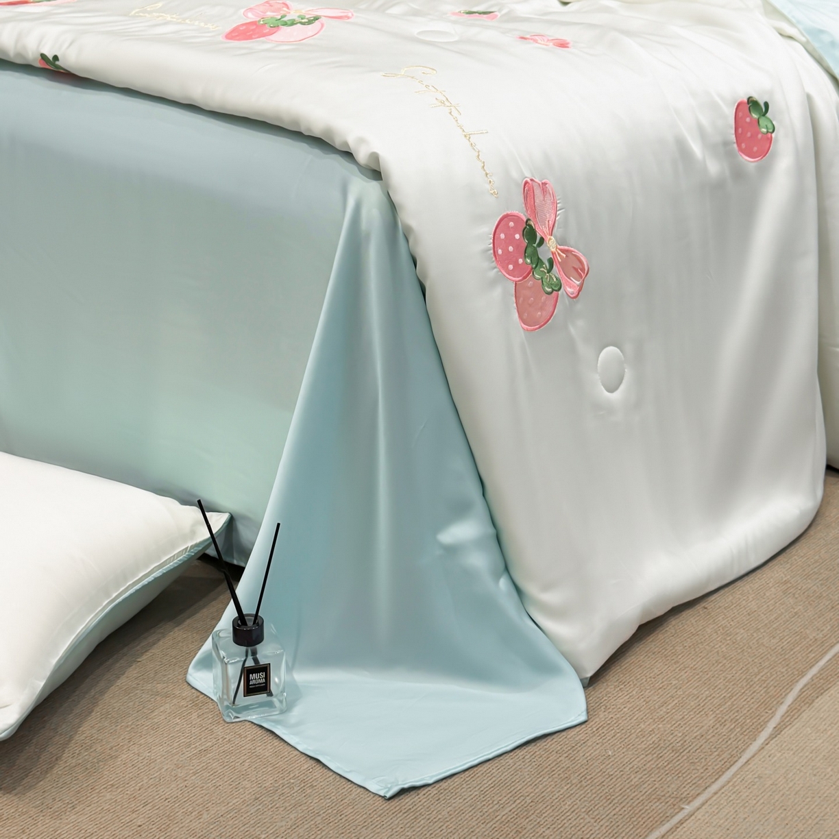 91家纺网 家纺一手货源 找家纺 恒畅 2026新款满绣水洗冰丝夏被夏被四件套 粉莓轻夏-奶昔白蓝