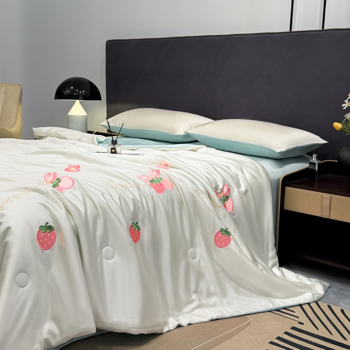 91家纺网 家纺一手货源 找家纺 恒畅 2026新款满绣水洗冰丝夏被夏被四件套 粉莓轻夏-奶昔白蓝