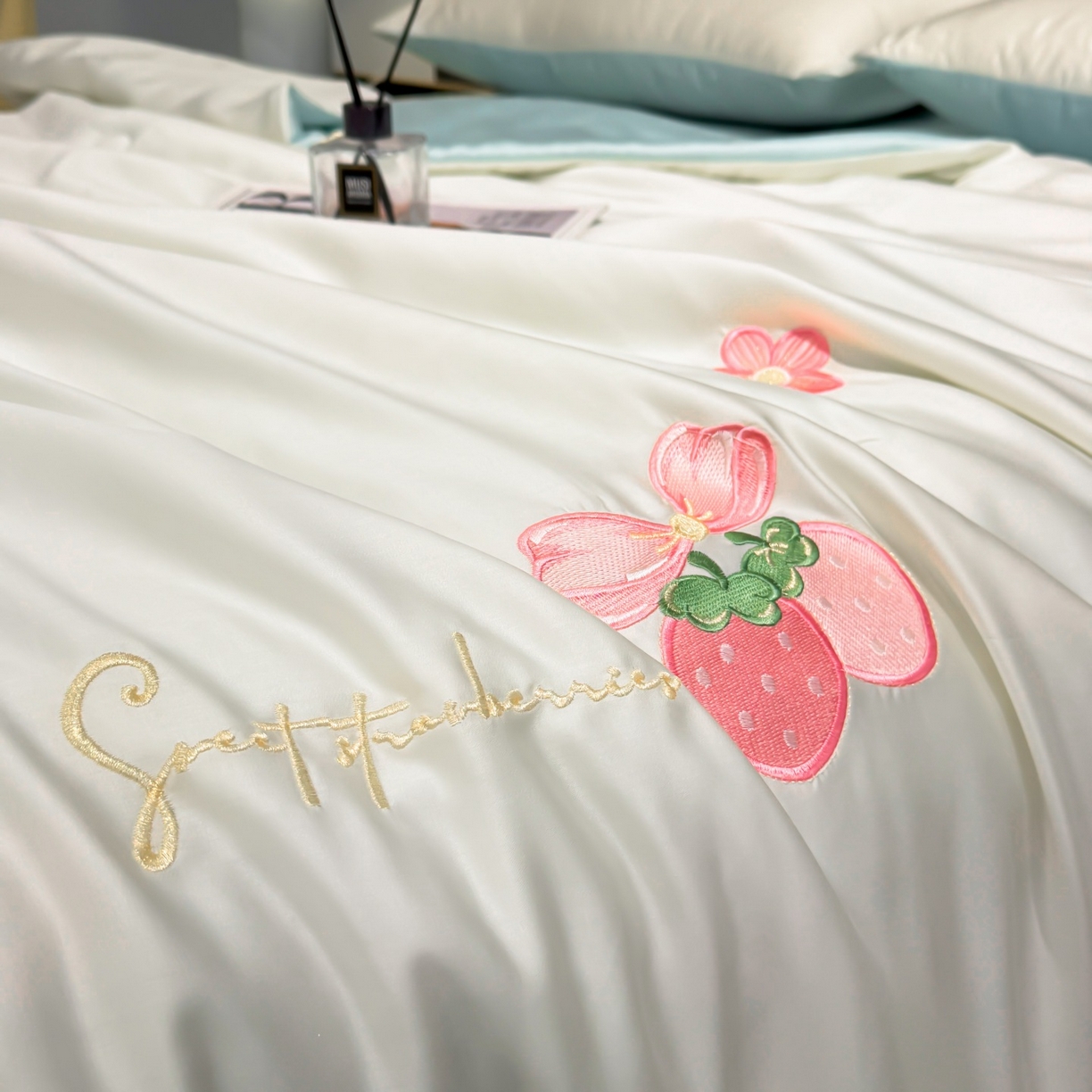 91家纺网 家纺一手货源 找家纺 恒畅 2026新款满绣水洗冰丝夏被夏被四件套 粉莓轻夏-奶昔白蓝