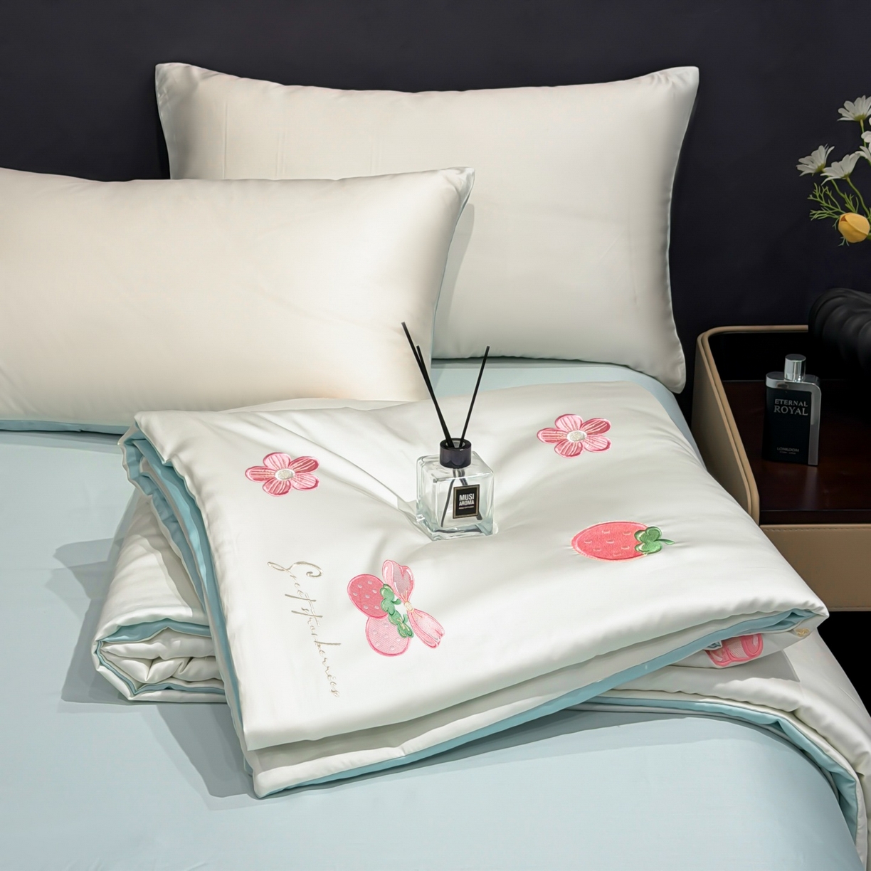 91家纺网 家纺一手货源 找家纺 恒畅 2026新款满绣水洗冰丝夏被夏被四件套 粉莓轻夏-奶昔白蓝