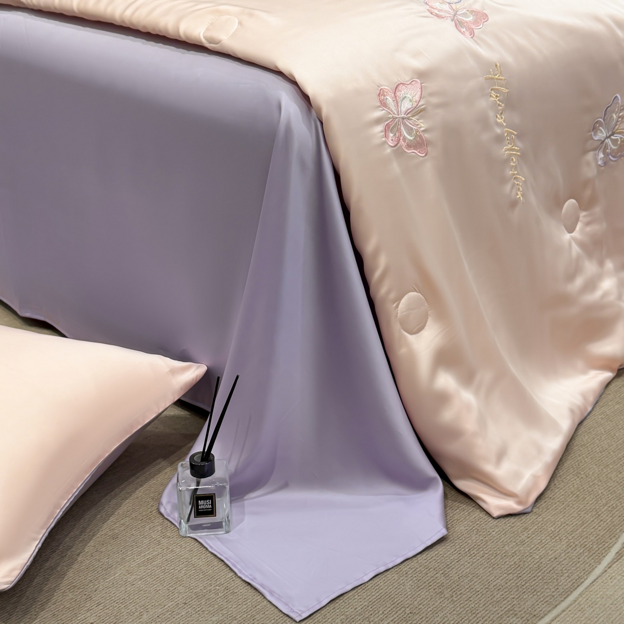 91家纺网 家纺一手货源 找家纺 恒畅 2026新款满绣水洗冰丝夏被夏被四件套 粉紫蝶语-粉紫