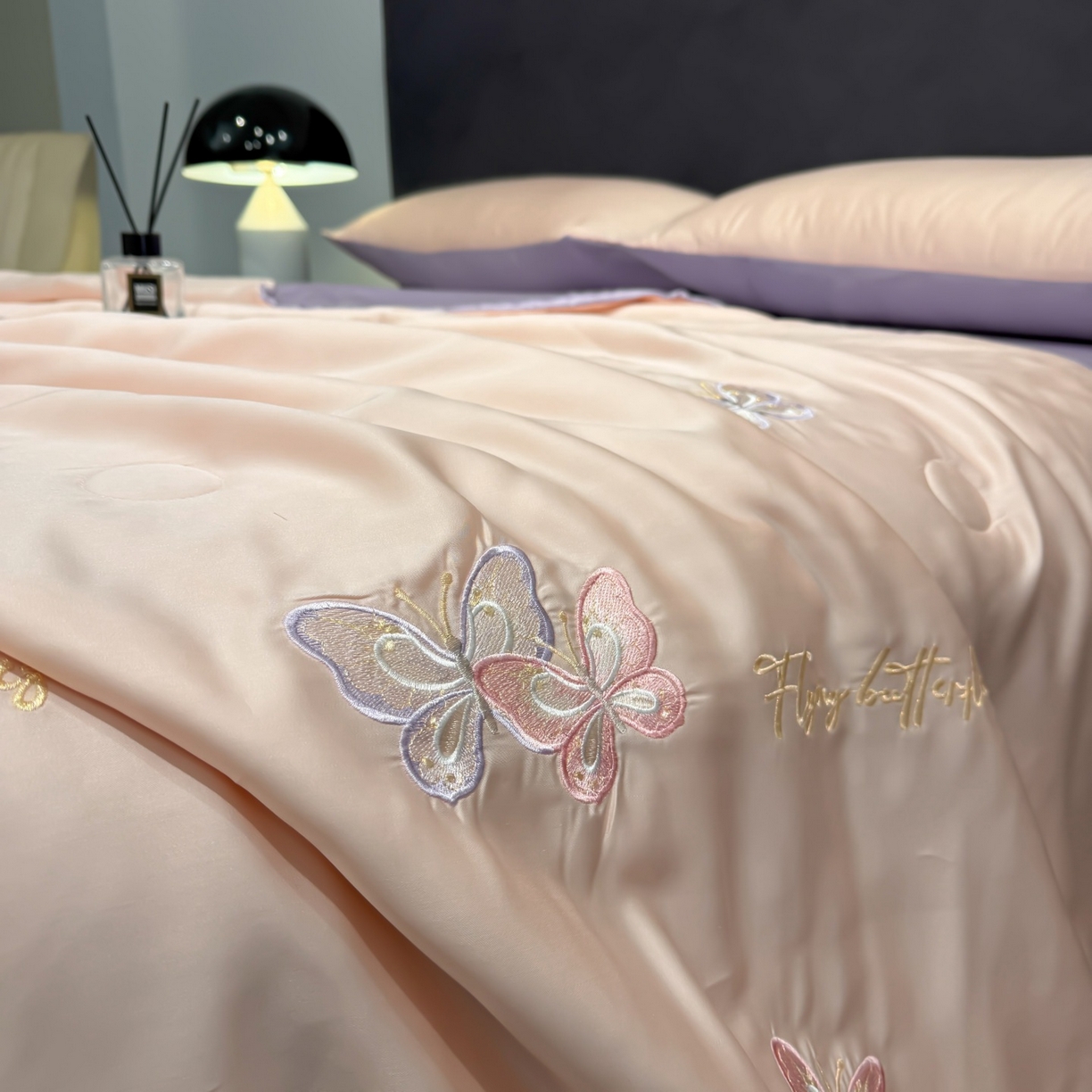 91家纺网 家纺一手货源 找家纺 恒畅 2026新款满绣水洗冰丝夏被夏被四件套 粉紫蝶语-粉紫