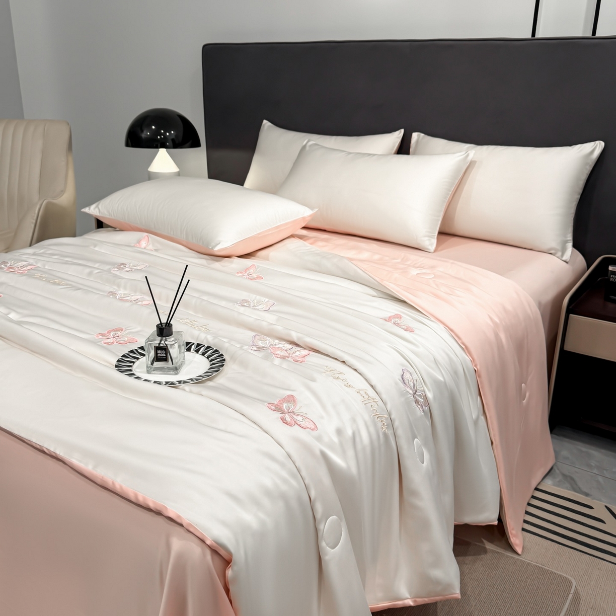 91家纺网 家纺一手货源 找家纺 恒畅 2026新款满绣水洗冰丝夏被夏被四件套 粉紫蝶语-奶昔白粉