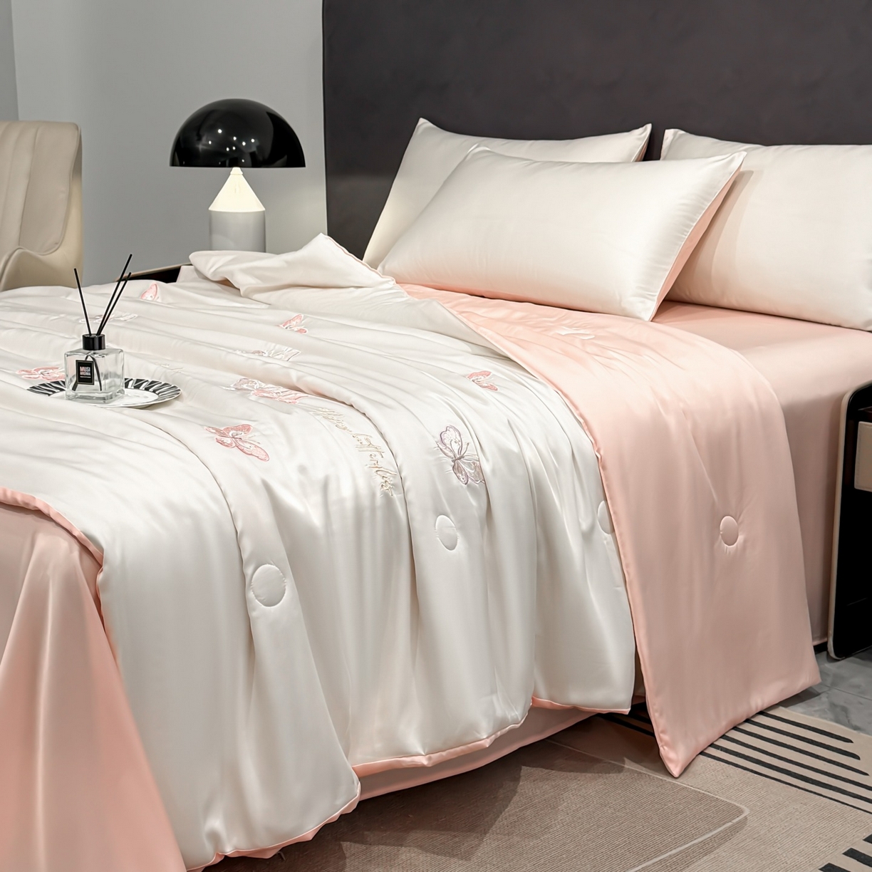 91家纺网 家纺一手货源 找家纺 恒畅 2026新款满绣水洗冰丝夏被夏被四件套 粉紫蝶语-奶昔白粉