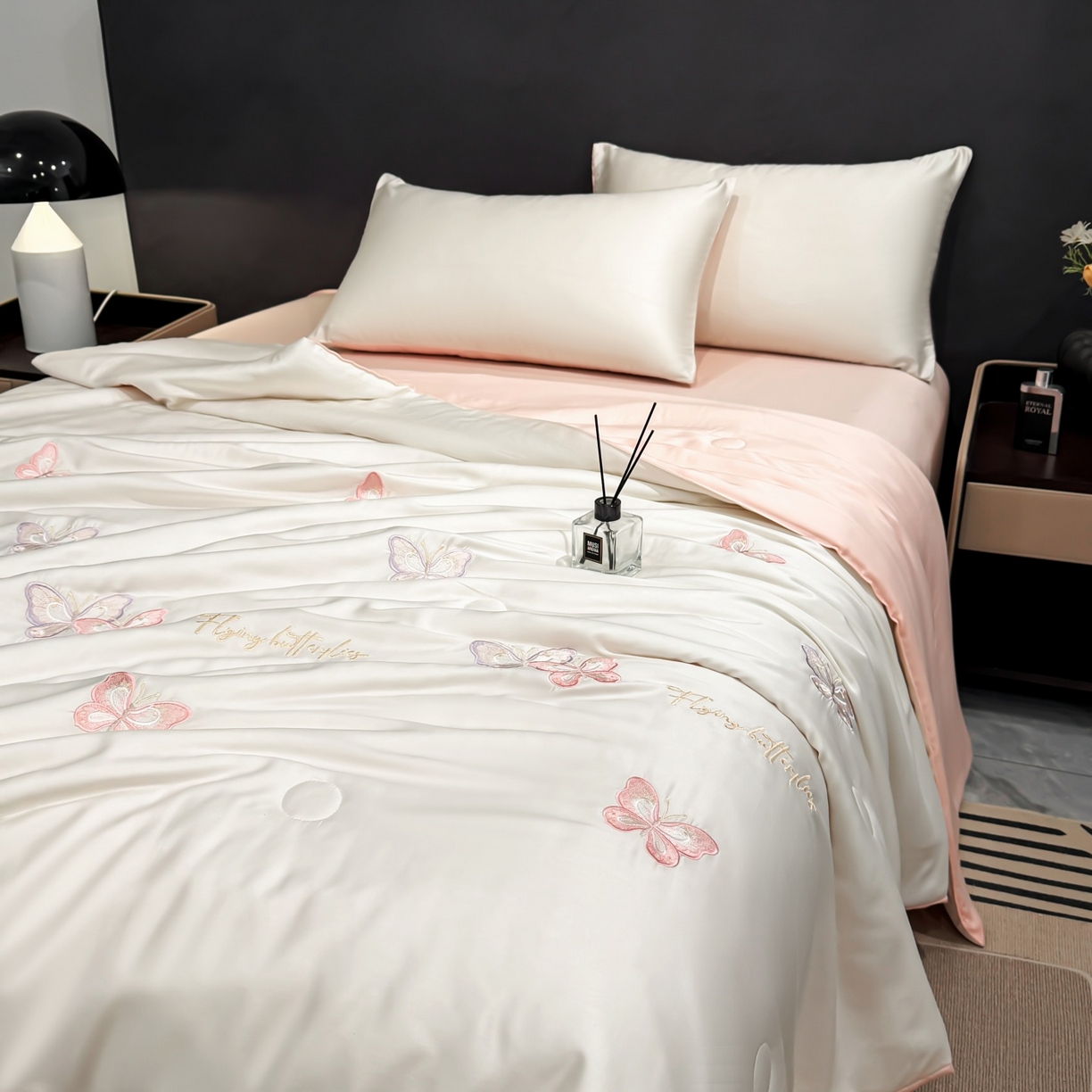 91家纺网 家纺一手货源 找家纺 恒畅 2026新款满绣水洗冰丝夏被夏被四件套 粉紫蝶语-奶昔白粉