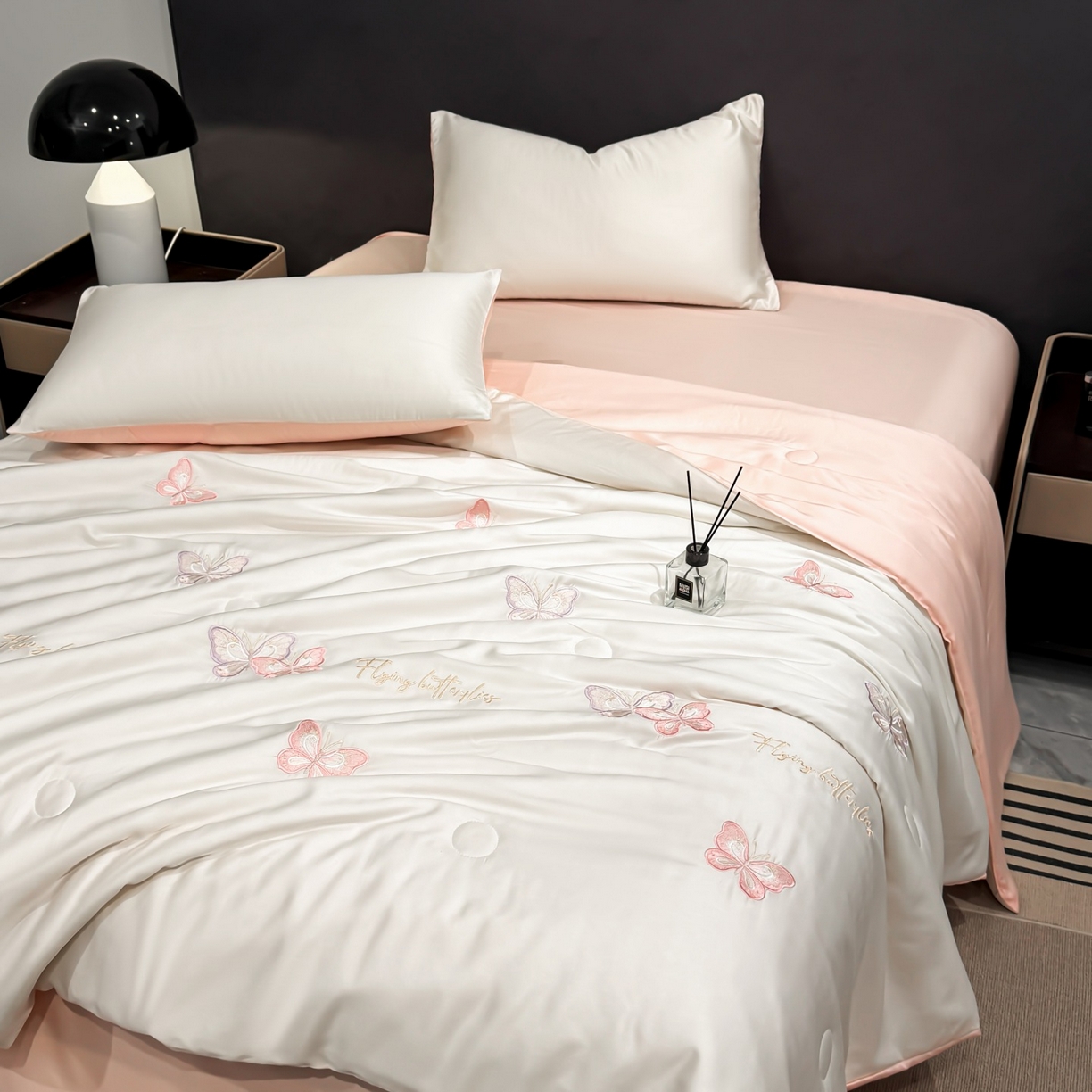 91家纺网 家纺一手货源 找家纺 恒畅 2026新款满绣水洗冰丝夏被夏被四件套 粉紫蝶语-奶昔白粉