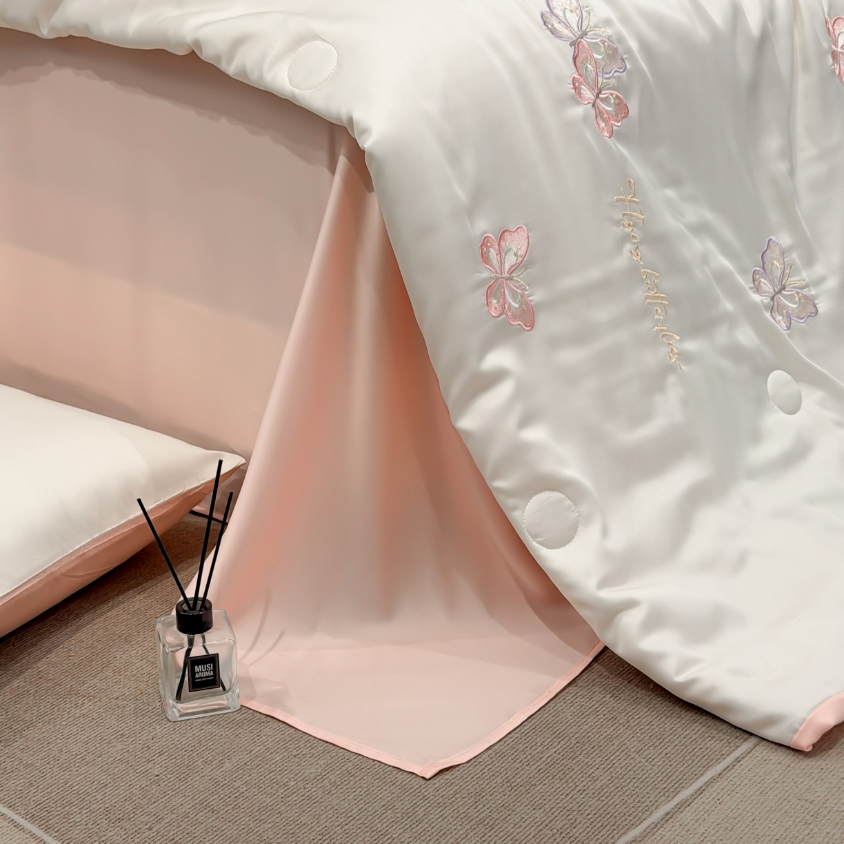 91家纺网 家纺一手货源 找家纺 恒畅 2026新款满绣水洗冰丝夏被夏被四件套 粉紫蝶语-奶昔白粉