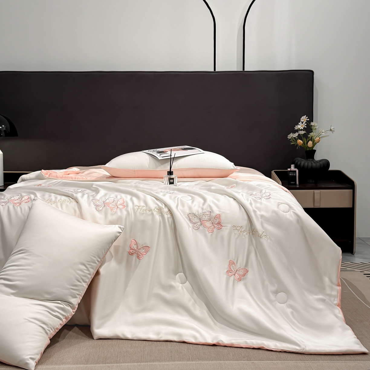 91家纺网 家纺一手货源 找家纺 恒畅 2026新款满绣水洗冰丝夏被夏被四件套 粉紫蝶语-奶昔白粉