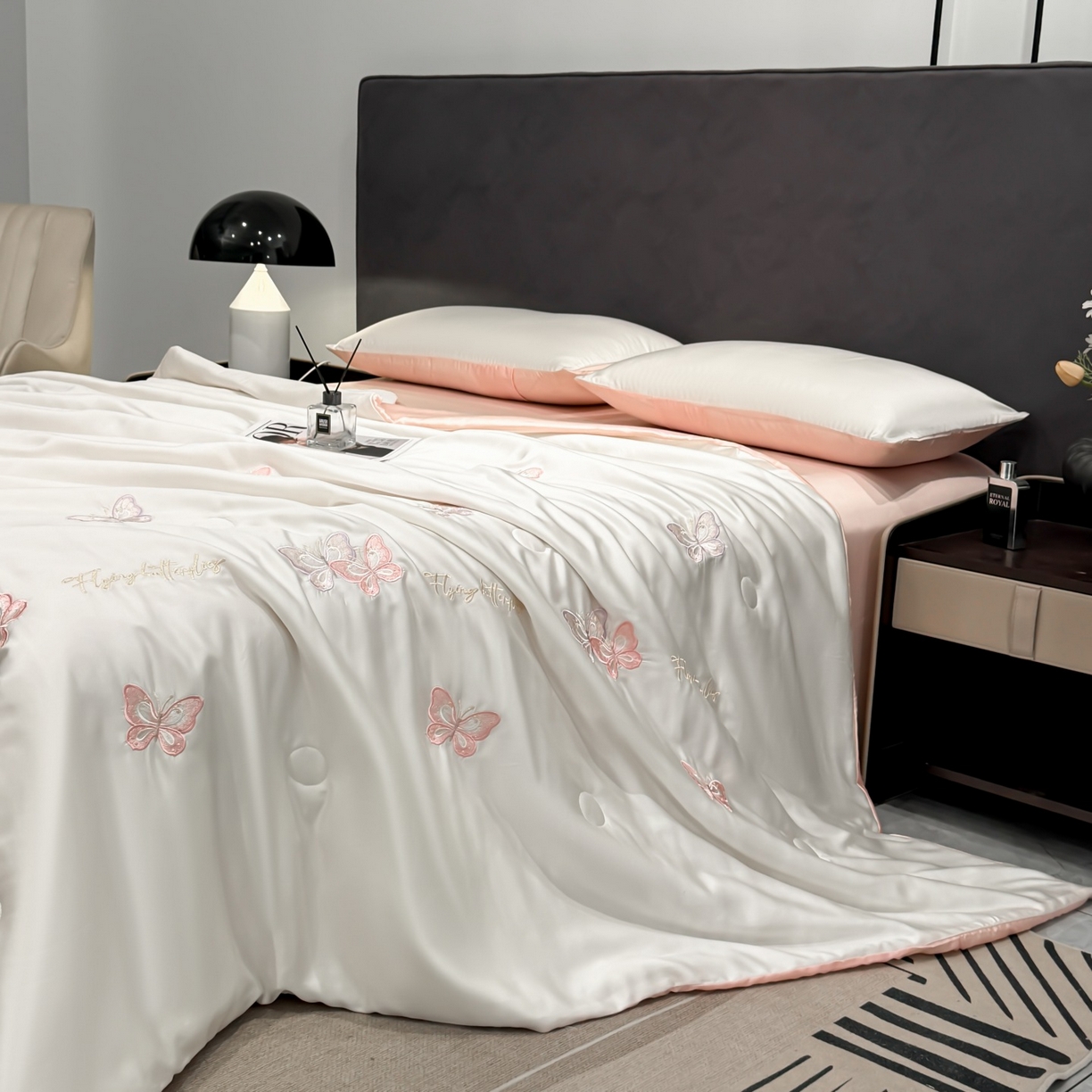 91家纺网 家纺一手货源 找家纺 恒畅 2026新款满绣水洗冰丝夏被夏被四件套 粉紫蝶语-奶昔白粉