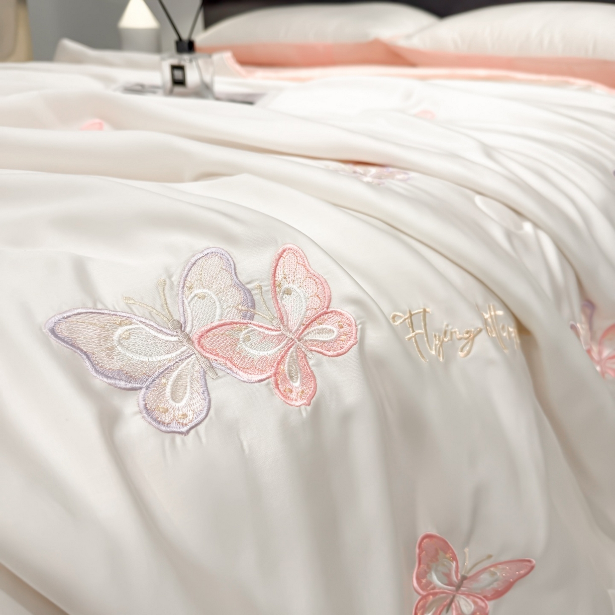 91家纺网 家纺一手货源 找家纺 恒畅 2026新款满绣水洗冰丝夏被夏被四件套 粉紫蝶语-奶昔白粉