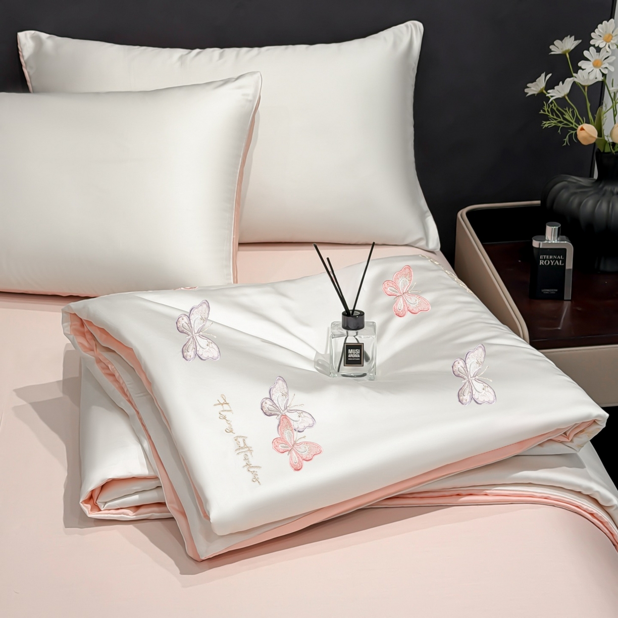 91家纺网 家纺一手货源 找家纺 恒畅 2026新款满绣水洗冰丝夏被夏被四件套 粉紫蝶语-奶昔白粉