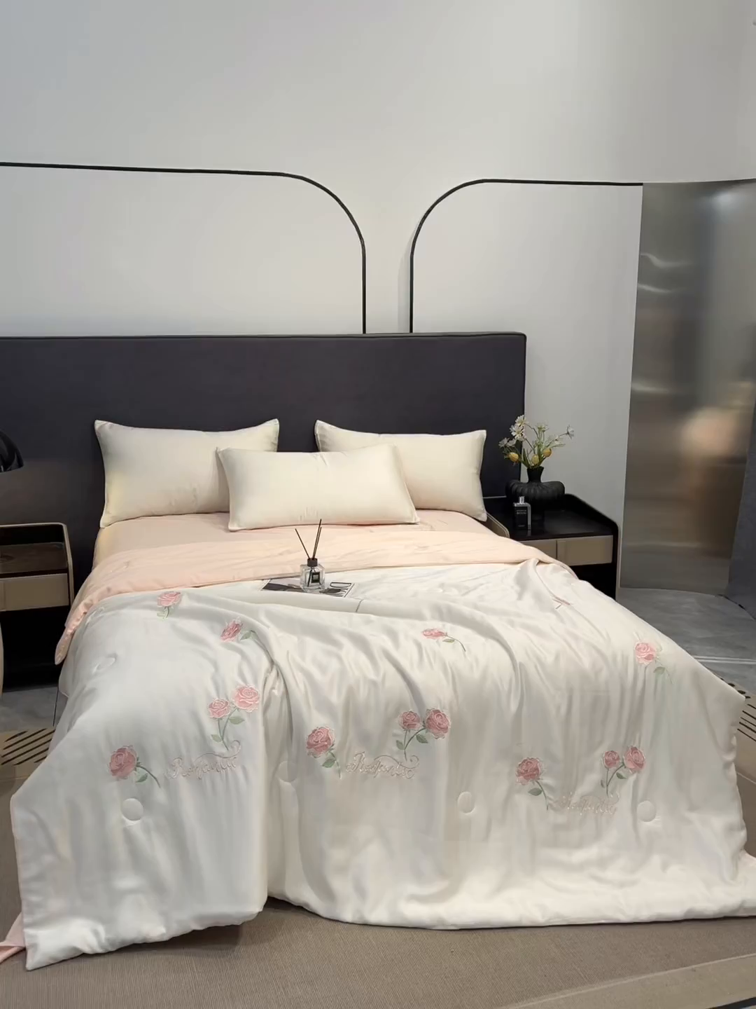 91家纺网 家纺一手货源 找家纺 恒畅 2026新款满绣水洗冰丝夏被夏被四件套 粉紫蝶语-奶昔白粉