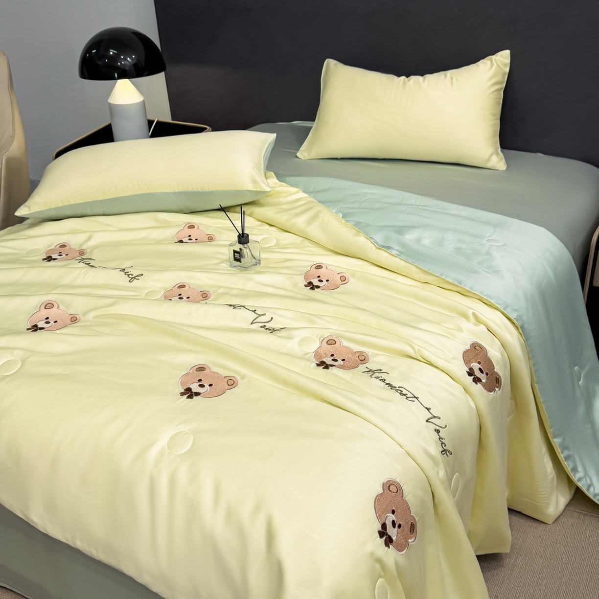 91家纺网 家纺一手货源 找家纺 恒畅 2026新款满绣水洗冰丝夏被夏被四件套 甜梦小熊-黄加水绿
