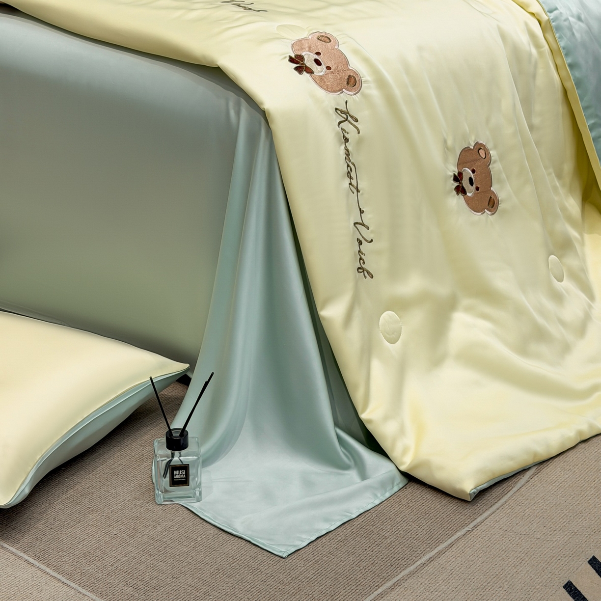 91家纺网 家纺一手货源 找家纺 恒畅 2026新款满绣水洗冰丝夏被夏被四件套 甜梦小熊-黄加水绿