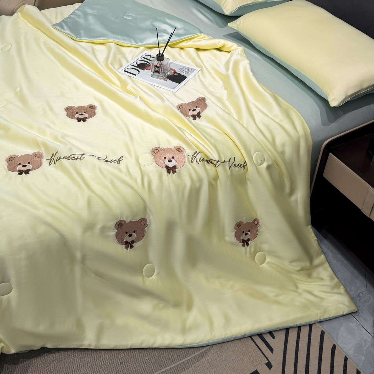 91家纺网 家纺一手货源 找家纺 恒畅 2026新款满绣水洗冰丝夏被夏被四件套 甜梦小熊-黄加水绿