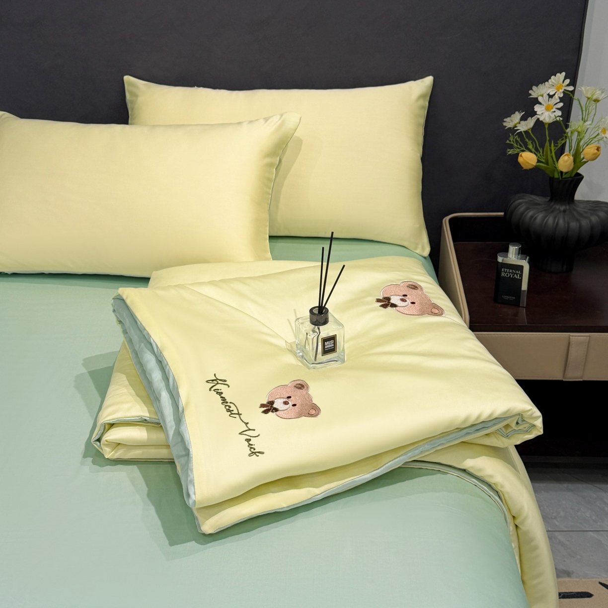 91家纺网 家纺一手货源 找家纺 恒畅 2026新款满绣水洗冰丝夏被夏被四件套 甜梦小熊-黄加水绿