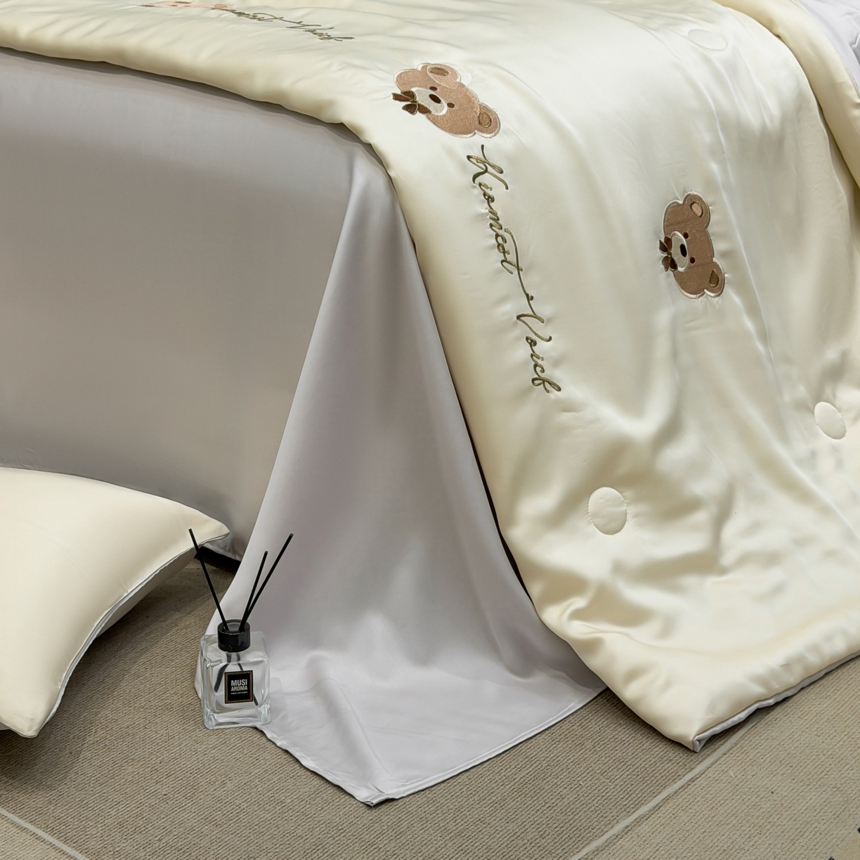 91家纺网 家纺一手货源 找家纺 恒畅 2026新款满绣水洗冰丝夏被夏被四件套 甜梦小熊-咖灰