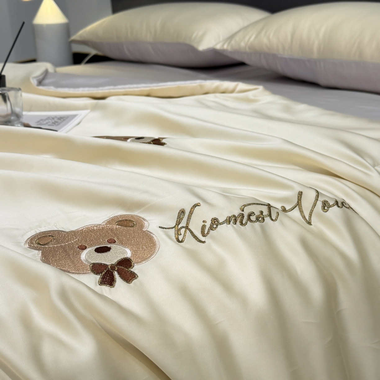 91家纺网 家纺一手货源 找家纺 恒畅 2026新款满绣水洗冰丝夏被夏被四件套 甜梦小熊-咖灰