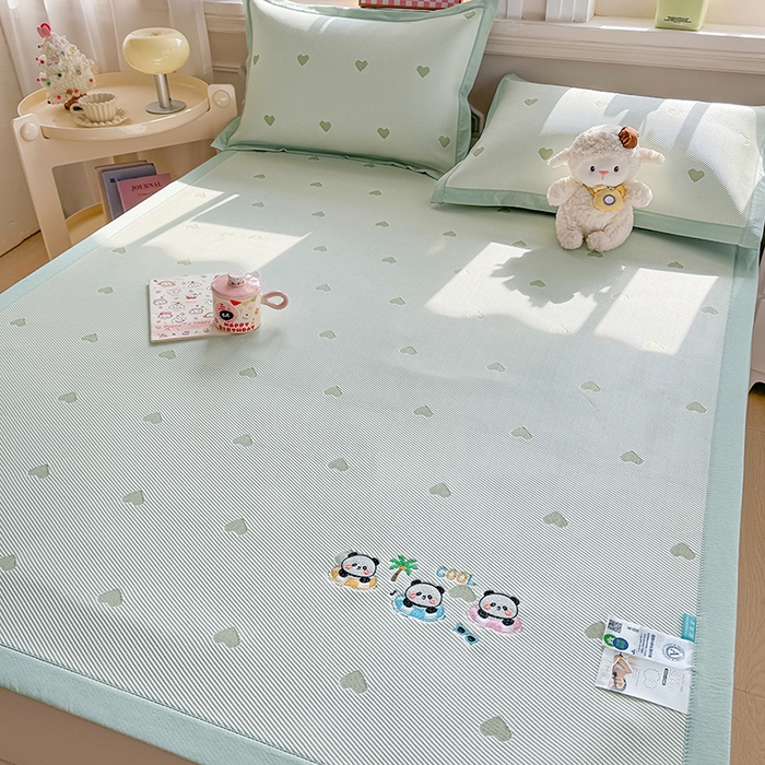91家纺网 家纺一手货源 找家纺 梦卡迪 2026新款A类爱心卡通凉感豆豆绣花床席 三只熊猫-绿