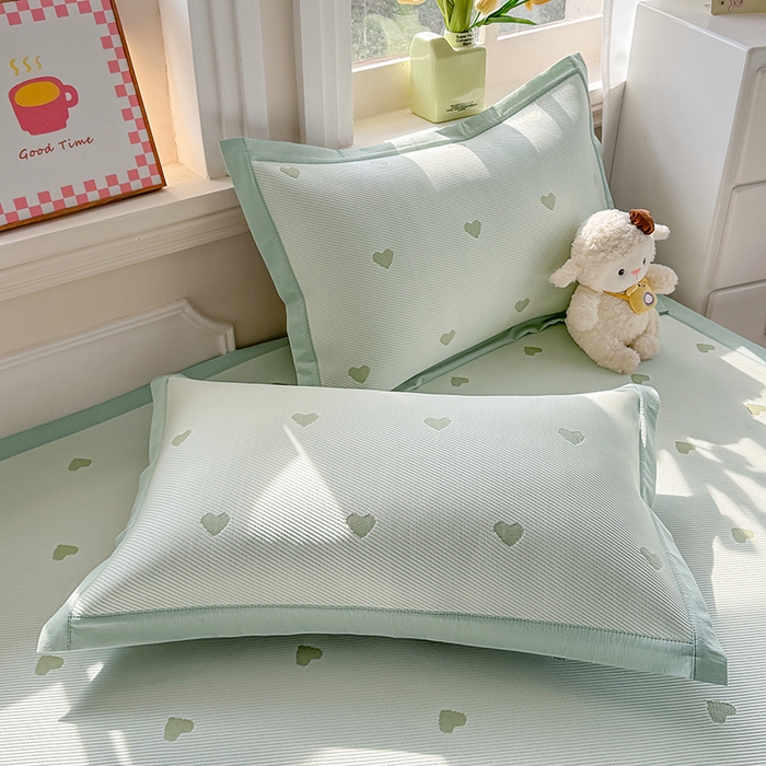 91家纺网 家纺一手货源 找家纺 梦卡迪 2026新款A类爱心卡通凉感豆豆绣花床席 三只熊猫-绿