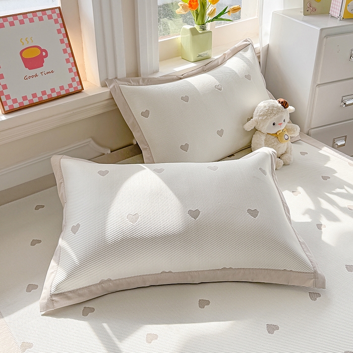 91家纺网 家纺一手货源 找家纺 梦卡迪 2026新款A类爱心卡通凉感豆豆绣花床席 幸运小狗-咖