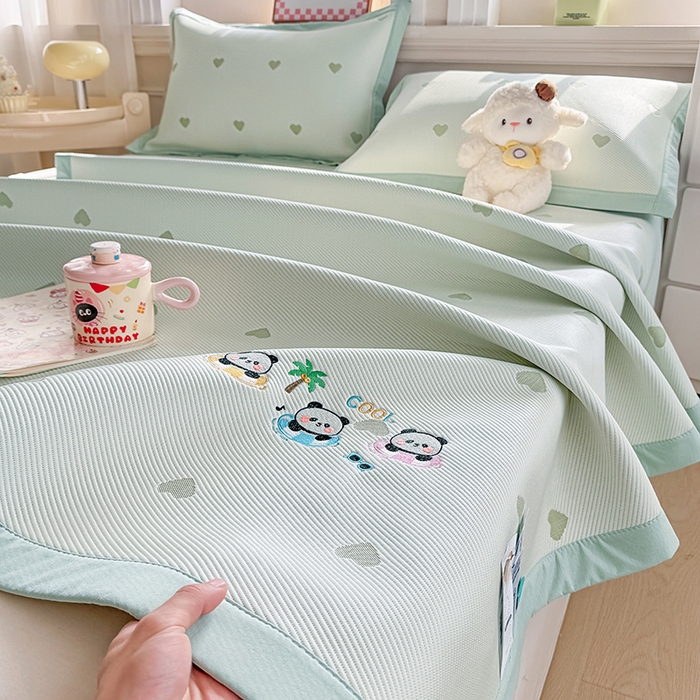 91家纺网 家纺一手货源 找家纺 梦卡迪 2026新款A类爱心卡通凉感豆豆绣花床席 三只熊猫-绿