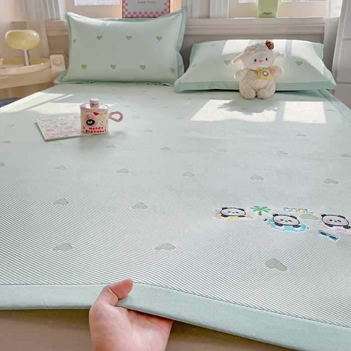 91家纺网 家纺一手货源 找家纺 梦卡迪 2026新款A类爱心卡通凉感豆豆绣花床席 三只熊猫-绿