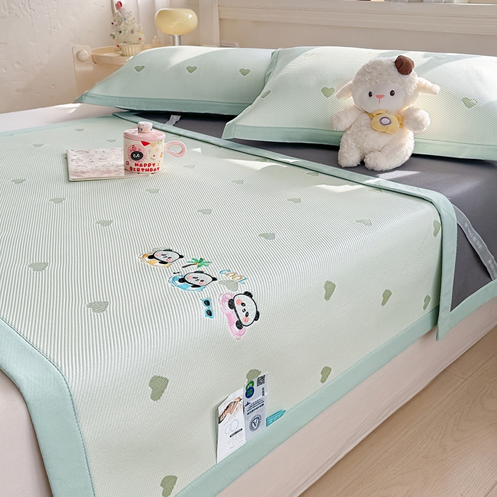 91家纺网 家纺一手货源 找家纺 梦卡迪 2026新款A类爱心卡通凉感豆豆绣花床席 三只熊猫-绿