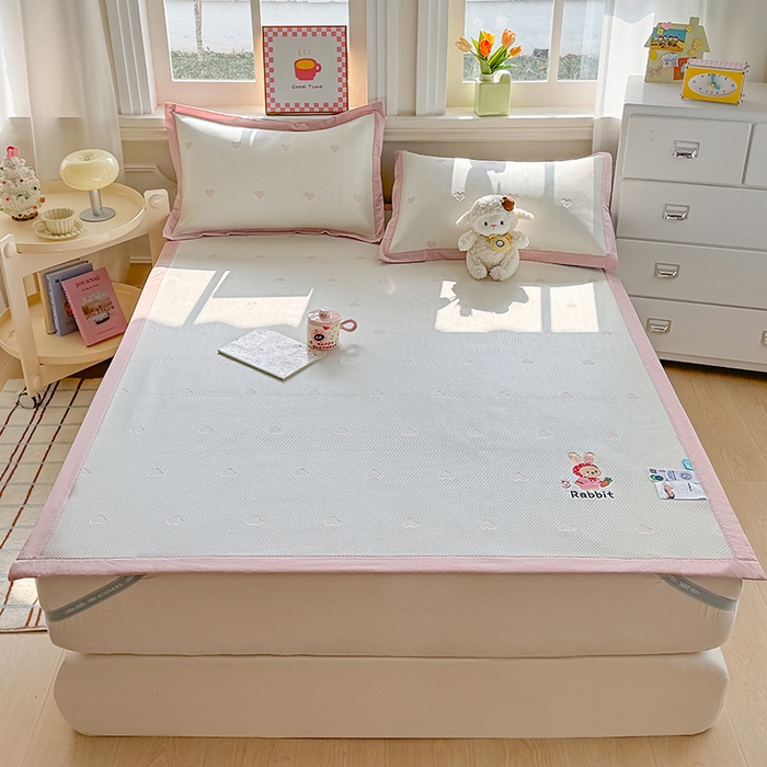 91家纺网 家纺一手货源 找家纺 梦卡迪 2026新款A类爱心卡通凉感豆豆绣花床席 胡萝卜小兔-粉