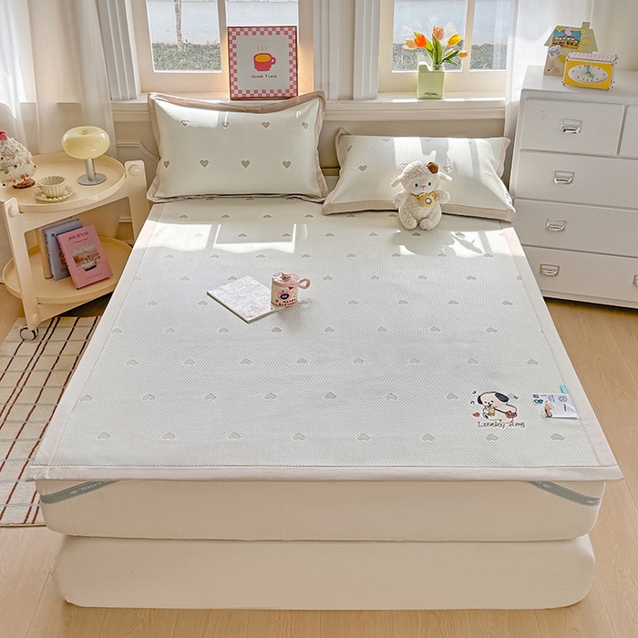 91家纺网 家纺一手货源 找家纺 梦卡迪 2026新款A类爱心卡通凉感豆豆绣花床席 幸运小狗-咖