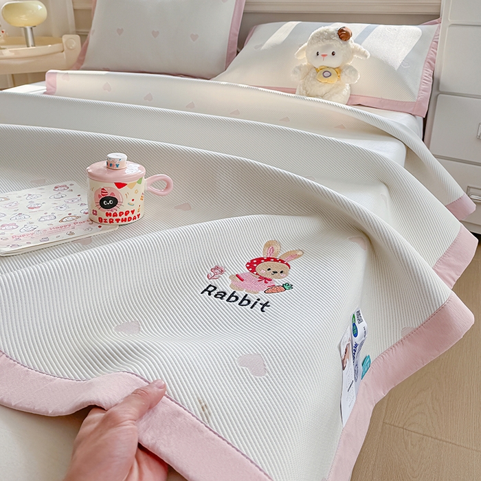 91家纺网 家纺一手货源 找家纺 梦卡迪 2026新款A类爱心卡通凉感豆豆绣花床席 胡萝卜小兔-粉