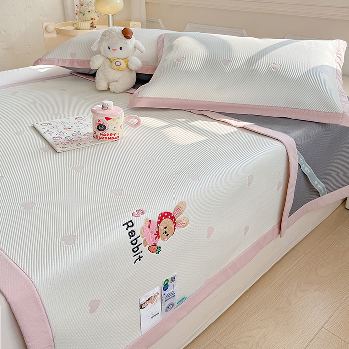 91家纺网 家纺一手货源 找家纺 梦卡迪 2026新款A类爱心卡通凉感豆豆绣花床席 胡萝卜小兔-粉